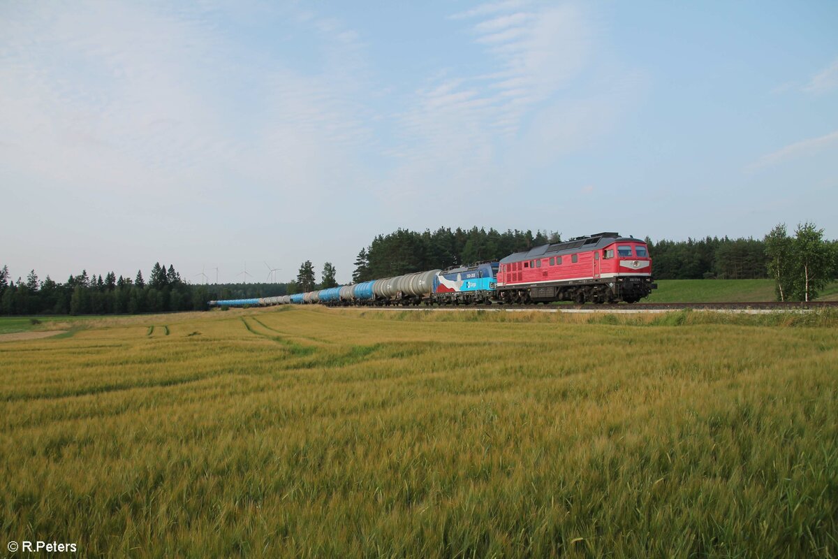 TRg 232 173 + CD Vectron 383 003  Flagge  und langen Kesselzug und 132 426 mit Umleiter bei Marktleuthen. 19.07.21