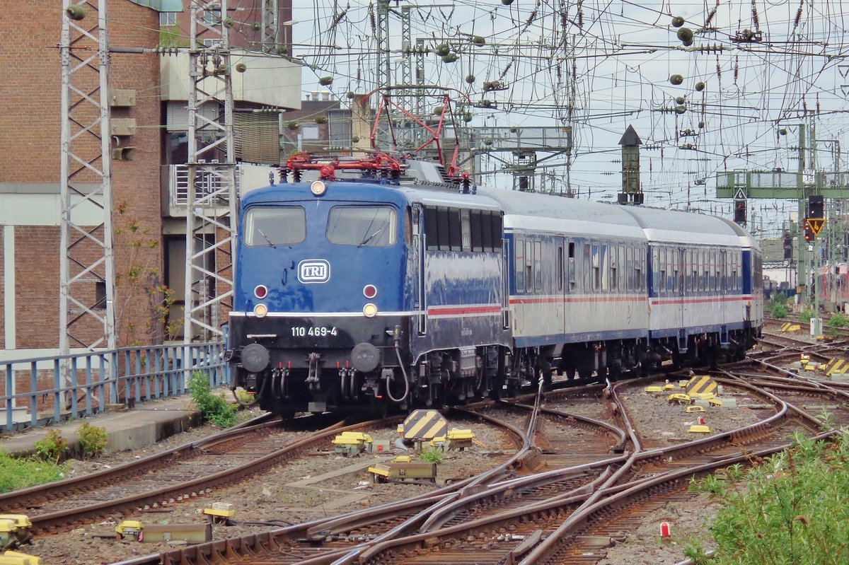 TRI 110 469 treft mit RB 48 nach Wuppertal in Kln Hbf ein am 27 April 2018. 