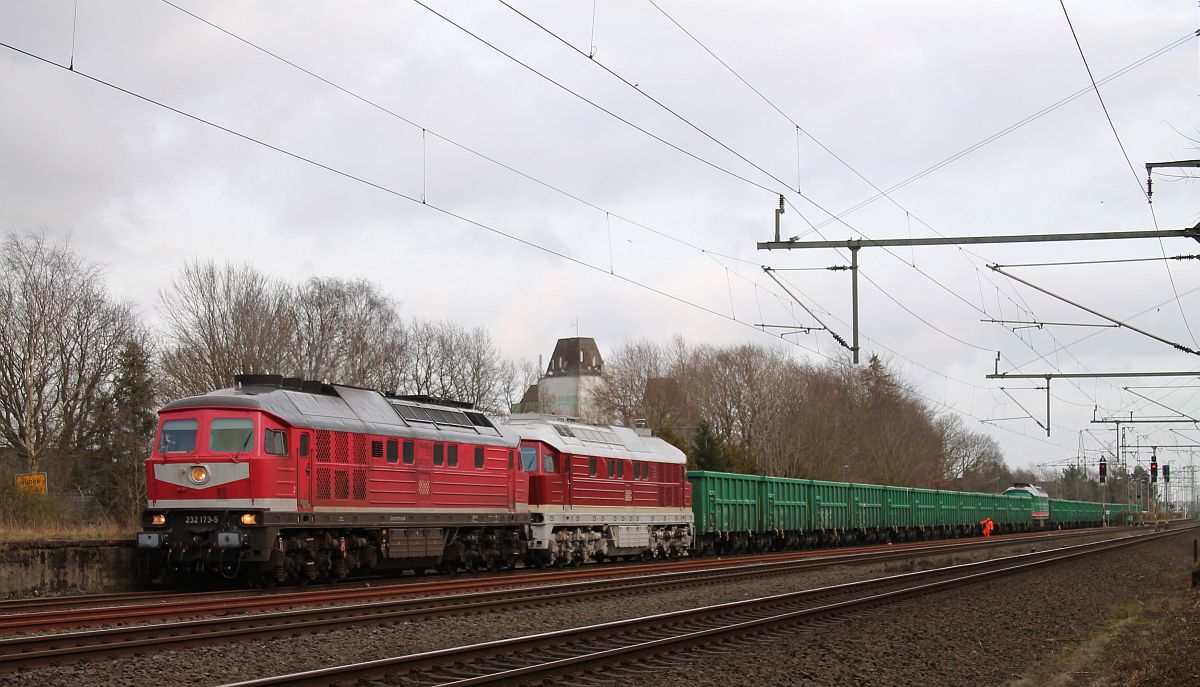 Triangula 232 173-2 + NRE 132 426-8 mit Düngerzug. In der Mitte eingereiht ist die Starkenberger 241 697-2 