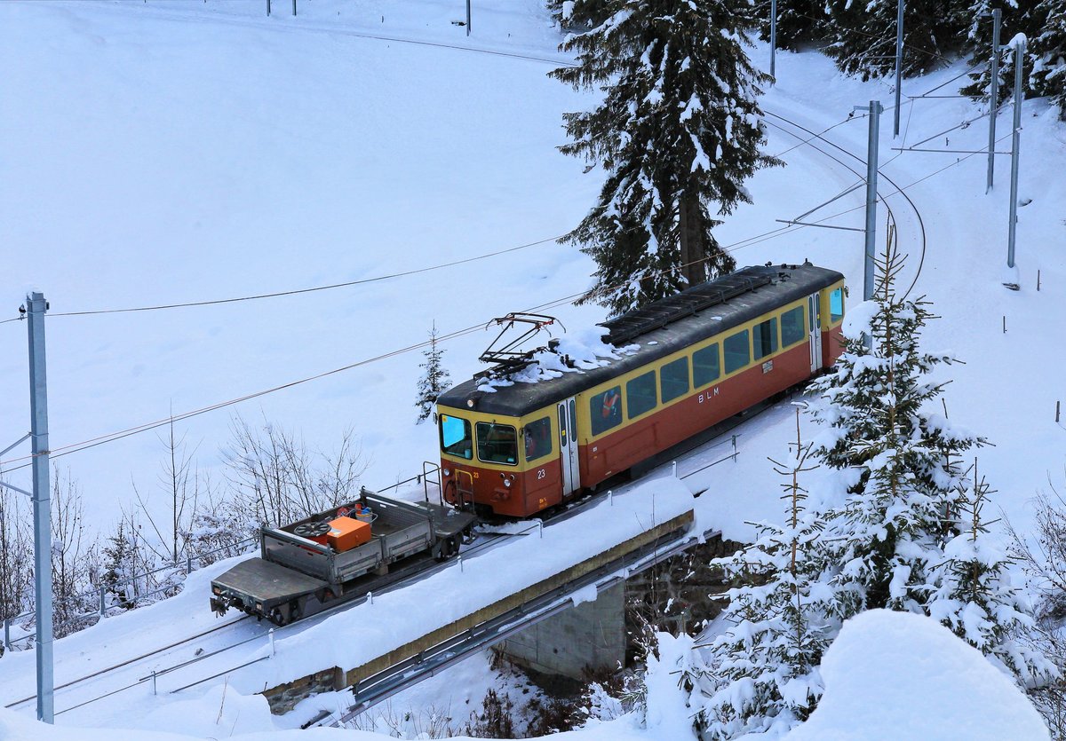 Triebwagen 23 mit seinem Güterwagen, auf dem ein Materialtransport-Behälter steht, der dann via Luftseilbahn nach Lauterbrunnen hinunter befördert wird. Zwischen Winteregg und Grütschalp, 14.Dezember 2020 