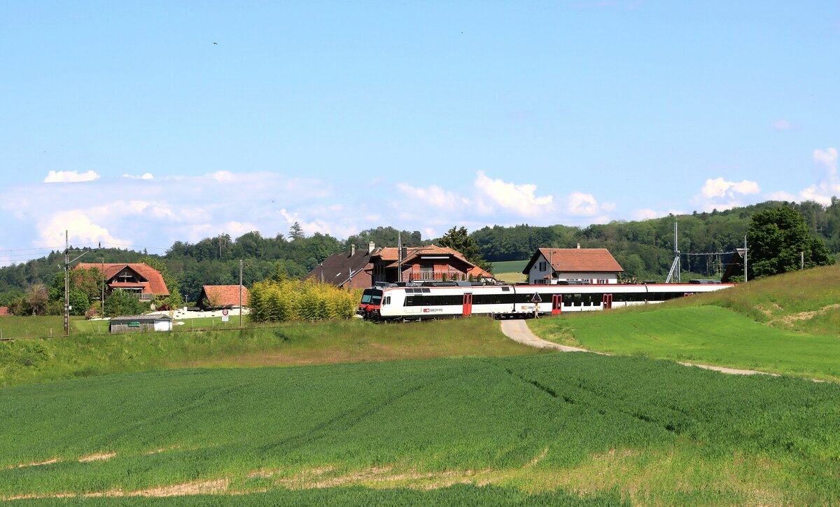 Triebwagen 560 212 tastet sich vor von der Station Léchelles her in den Abstieg Richtung Payerne. 1.Juni 2021  