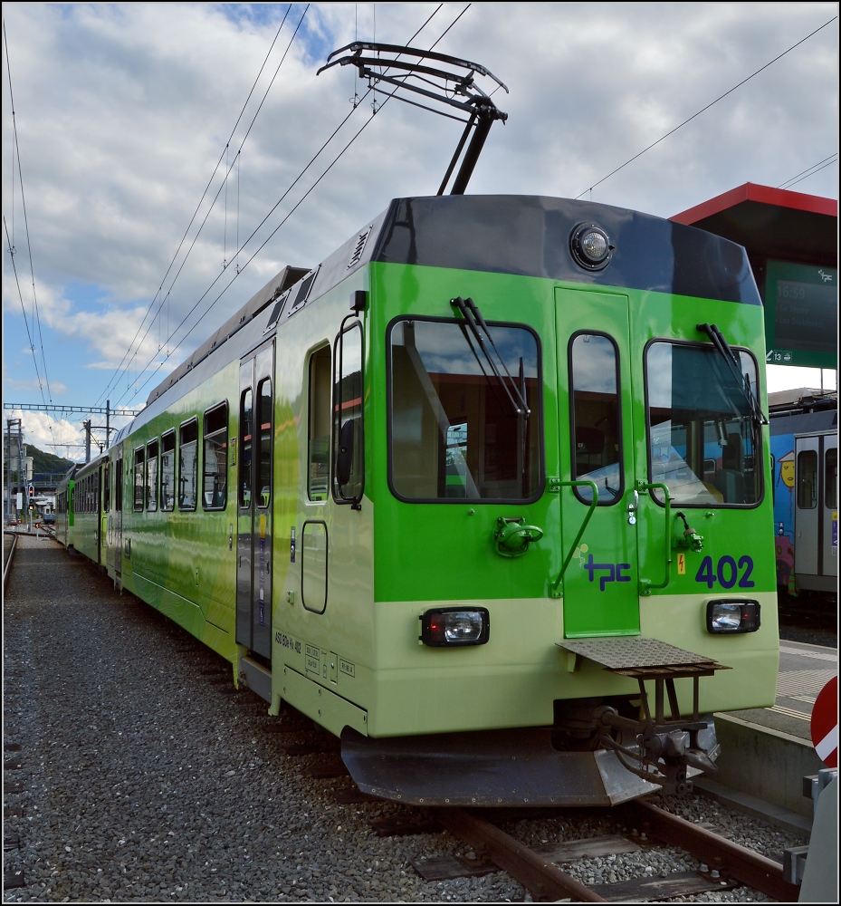 Triebwagen BDe 4/4 402 der Aigle–Ollon–Monthey–Champéry-Bahn (ASD), heute unter dem Dach der Transports Publics de Chablais (TPC). Aigle, August 2014.