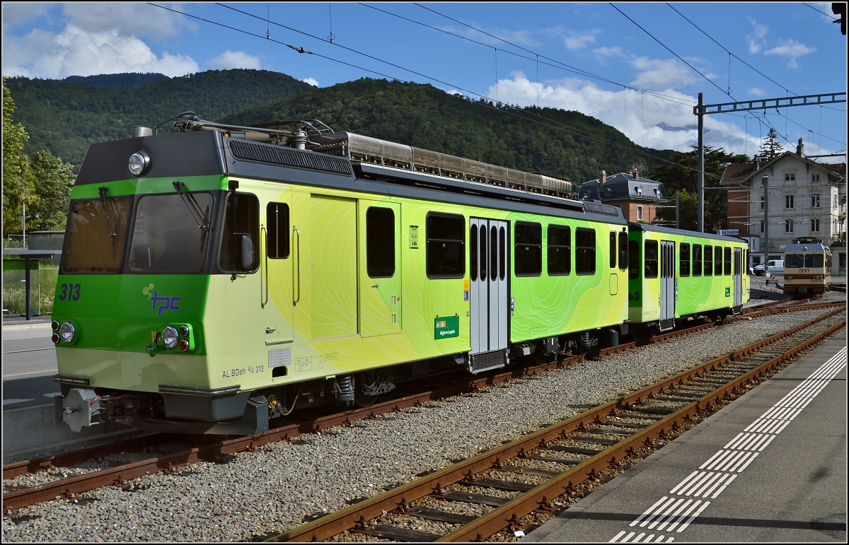 Triebwagen BDeh 4/4 313 der Aigle-Leysin-Bahn (AL), heute unter dem Dach der Transports Publics de Chablais (TPC). Aigle, August 2014.