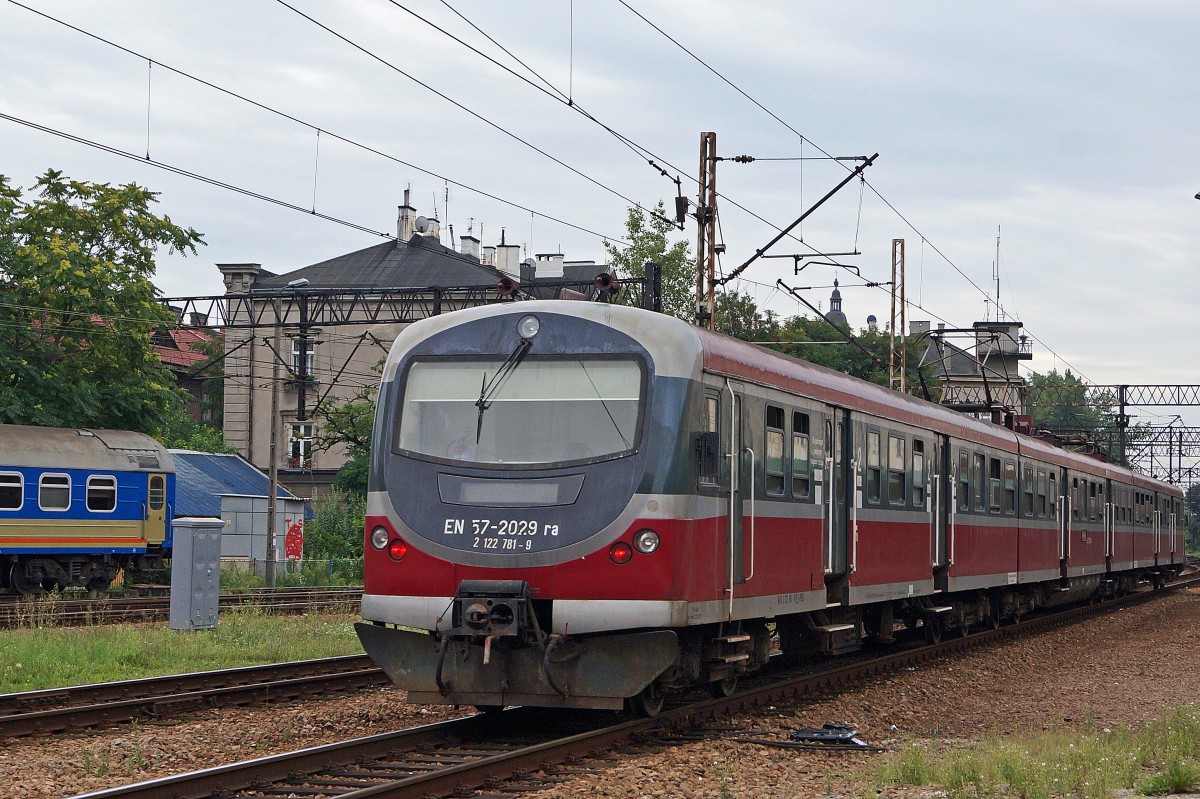 TRIEBZUEGE IN POLEN
EN 57-2029ra 2122 781-9 bei der Einfahrt in den Bahnhof KRAKAU am 12. August 2014.
Foto: Walter Ruetsch