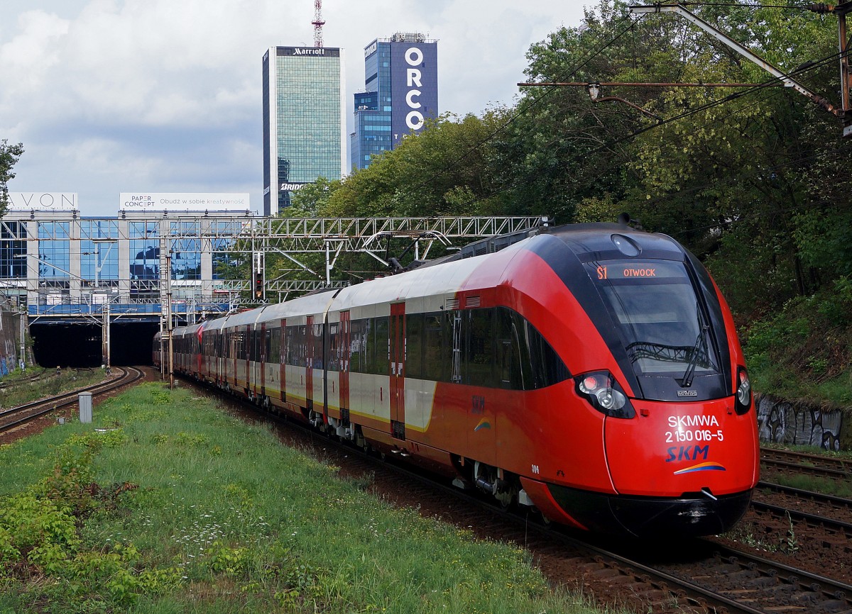 TRIEBZUEGE IN POLEN
Modernste S-Bahnzüge der Szybka Koley Miejska Sp.z.o.o.w. Warszawie (SKMWA).
Triebzug 2 150 016-5 bei WARSZAW OCHOTA am 14. August 2014.
Foto: Walter Ruetsch
