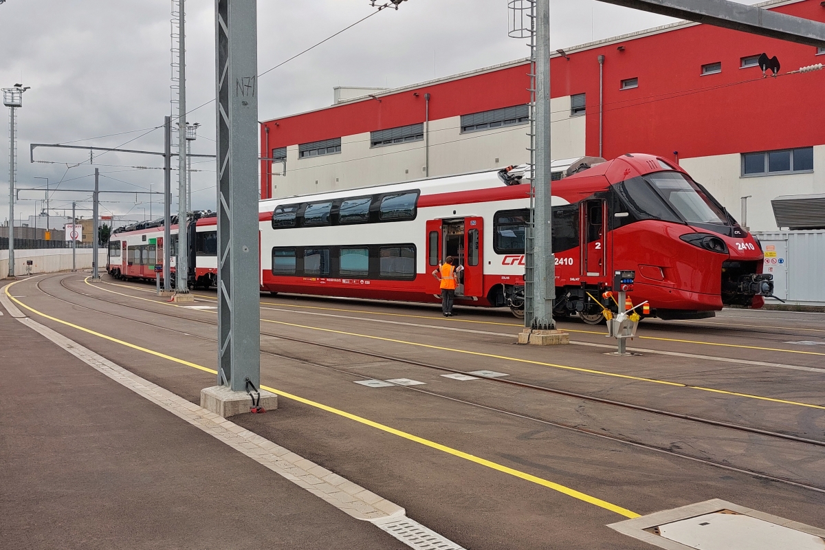 Triebzug 2410 steht in der Abstellung neben der Straenbahnhaltestelle: Lyce Bonnevoie, gesehen als wir an der Haltestelle ausgestiegen sind. Von der Strae aus mit dem Hndy durch den Zaun aufgenommen. 24.07.2024 