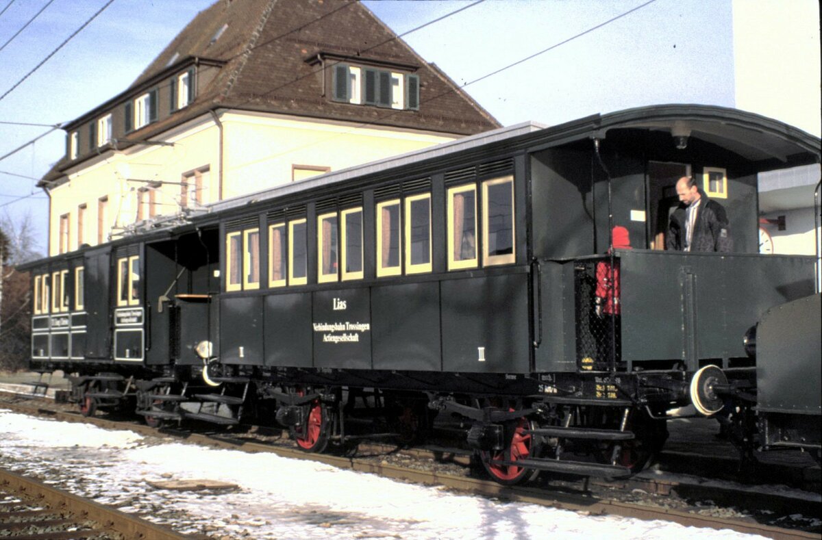 Trossingen Stadt Wagen Lias und Triebwagen T 1  Zeug Christe  beim Jubil�um 100 Jahre Trossinger Eisenbahn am 13.12.1998.