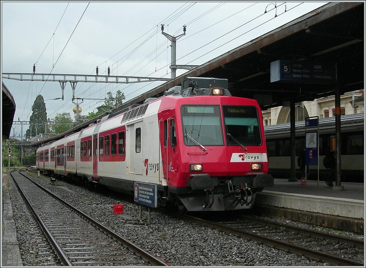 Trotz Fahrzeugmangel bei der PBr pendelt ein Travys Dominio als  Train des Vigens  zwischen Vevey und Puidoux - Chexbres, heute Vormittag, infolge Unterspühlung der Strecke Vevey - Lausanne bei Lutry sogar im Haldbstundentakt. Vevey,den 5. Mai 2015