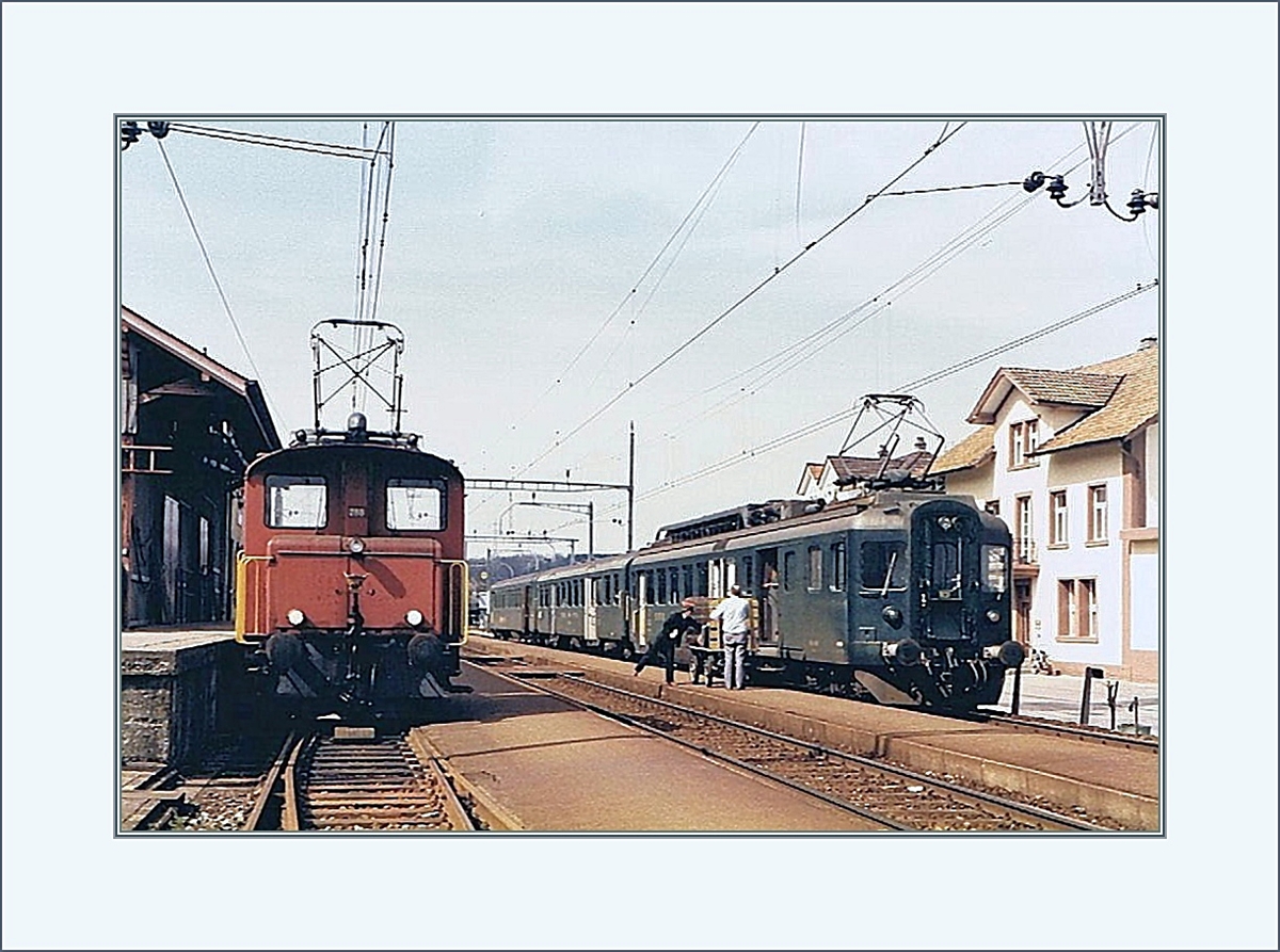 Trotz schlechter Bildqualität vermitteln diese kleine Bildserie recht eindrücklich die Nebenbahnstimmung einer Landstation in den 1980ern: Ein Regionalzug von Aarau nach Zofignen
beim Halt in Safenwil.
März 1985