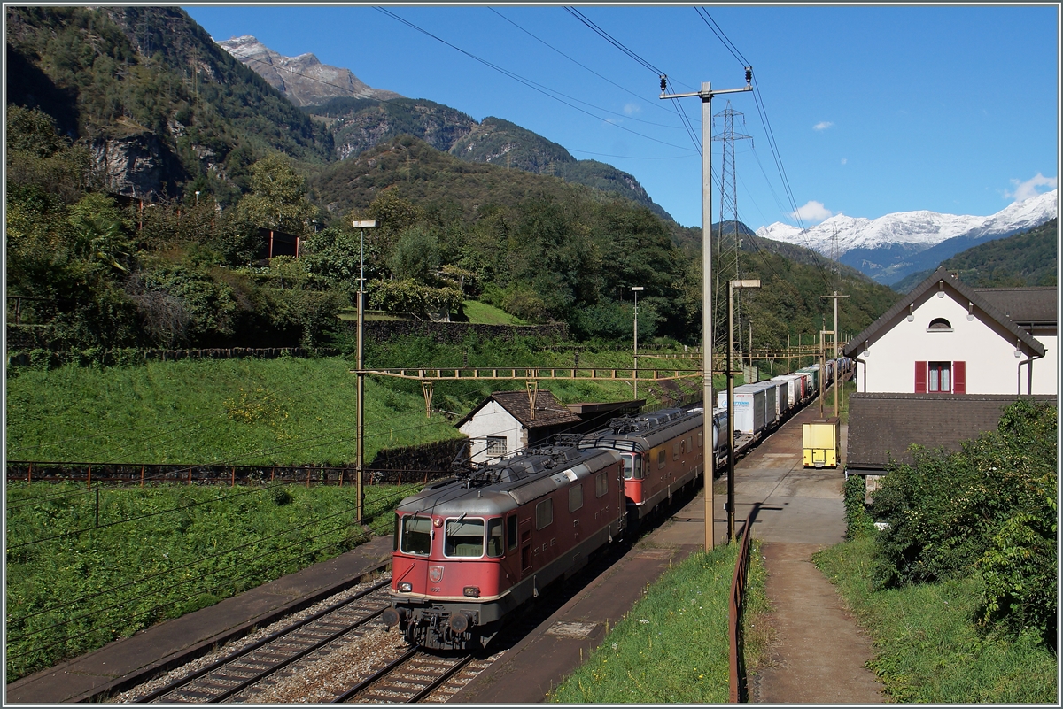 Trotzt der erstaunlich gut erhaltene und zugänglichen Stationsanlage in Gironico halten hier seit langem keine Züge mehr. 
Eine  Re 10/10  mit einem Güterzug unterwegs Richtung Süden.
24. Sept. 2015