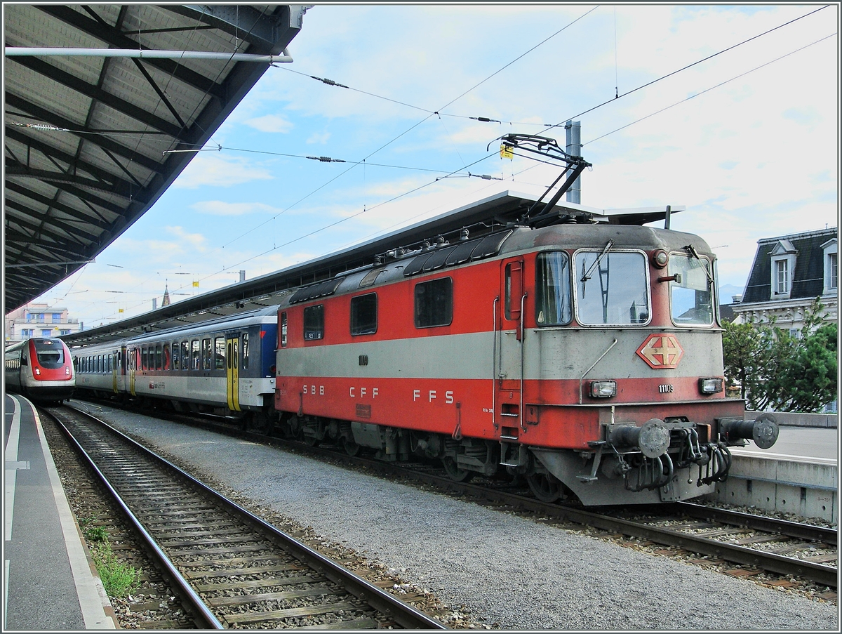 Trotzt kräftiger Bild(nach)behandlung nicht ganz geglückt ist dieses Bild der nur noh selten zu sehenden Swiss-Express Re 4/4 II 11109.
Lausanne, den 16. Nov. 2006