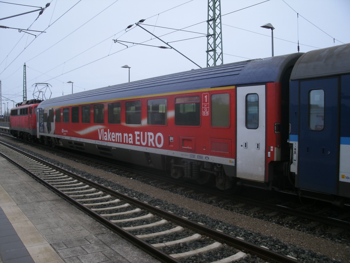 Tschechischer Fussballwagen Ampz 73 54 10-91 004-7,im EC 378 Binz-Brno,am 26.Dezember 2013.