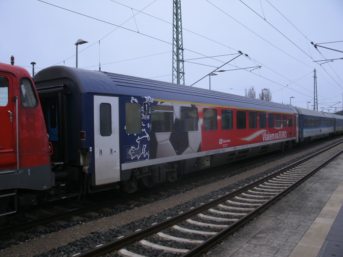 Tschechischer Werbewagen Ampz 73 54 10-91 004-7,am 26.Dezember 2013,hinter der Zuglok 115 350,im EC 379 Binz-Brno,in Bergen/R�gen.