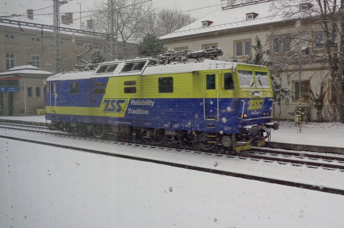 TSS 180 018 -dass ist eine ex-DR/DB Knödelpresse- feiert das Neujahr 2017 am 2.Januar 2017 noch etwas nach und wird vom Zug aus in verschneeten Dwecin hl.n. fotografiert. Weil die 180er identisch mit CD Reihe 372 sind, gliedere ich dieser Lok in die 372 ein.