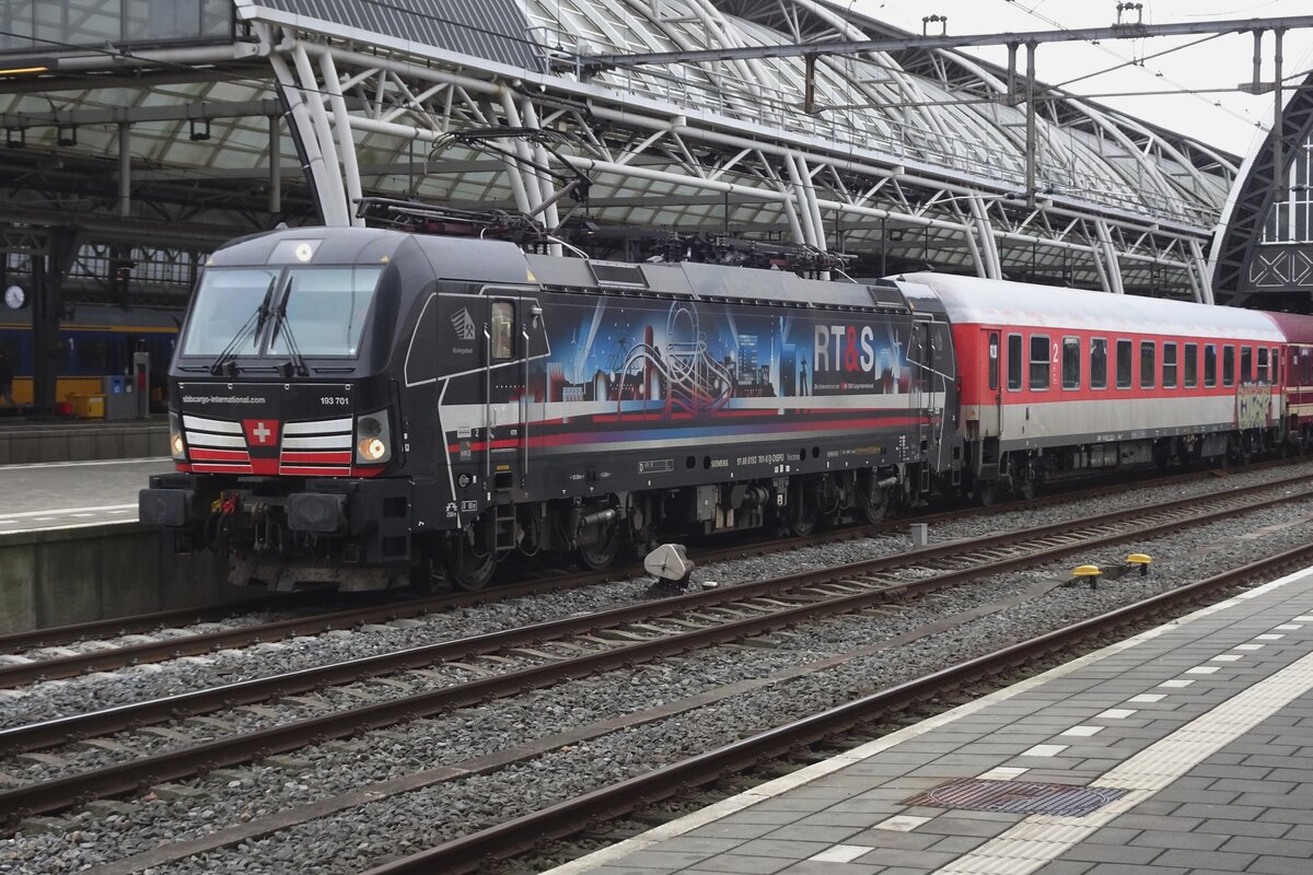TUI Ski Express mit SBBCI 193 701 treft am 22 Jänner 2023 in Amsterdam Centraal ein. Dort wird der Lok umlaufen und dieser privater Nachtzug als Leergarnitur nach Watergraafsmeer schleppen.