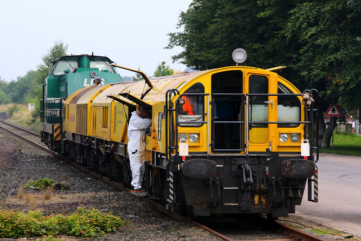 Tunnel-Schienenfräszug 97 32 94 501 18-2 SFU 04 unterstützt von LDS. Jübek 04.08.2012 Tunnel-Schienenfräszug 97 32 94 501 18-2 SFU 04 unterstützt von LDS. Jübek 04.08.2012