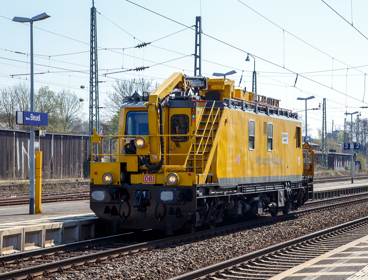 
Tunnelinstandhaltungsfahrzeug (TIF) 705 001-6  Glück auf Barbara  der DB Netz AG fährt am 11.04.2016 durch den Bahnhof Bonn-Beuel in Richtung Norden.