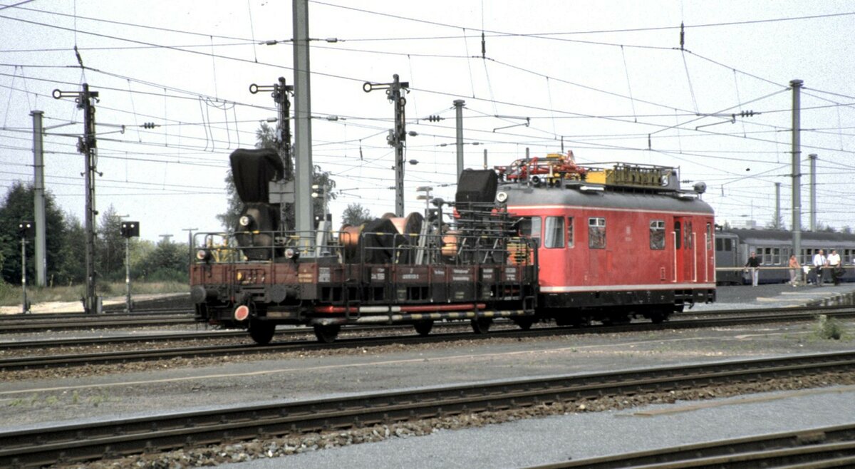 Turmtriebwagen 702 kommt, um den Schaden an der Obeleitung zur Jubil�umsparade 150 Jahre Deutsche Eisenbahn in N�rnberg am 1.09.1985 zur Reparatur.