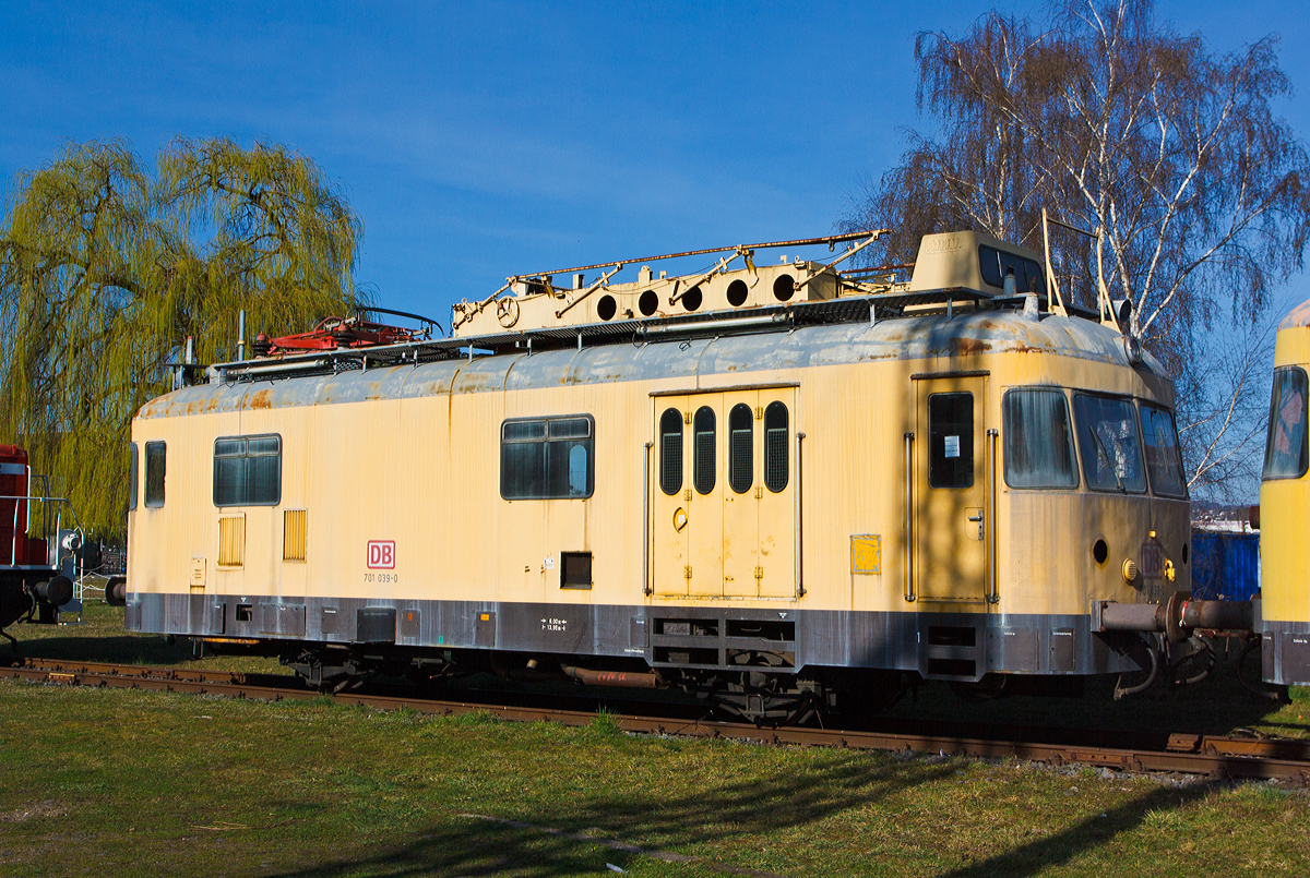 
Turmtriebwagen DB 701 039-0, ex DB Frankfurt 6354, am 09.03.2014 im DB Museum Koblenz-Lützel. 

Der Turmtriebwagen wurde 1961 bei Waggonfabrik J. Rathgeber AG in München  unter der Fabriknummer20301/1 gebaut.

 Weitere Beschreibung und Technische Daten siehe: http://hellertal.startbilder.de/bild/deutschland~bahndienstfahrzeuge~br-701-turmtriebwagen/385082/der-turmtriebwagen-701-099-4-ex-db.html