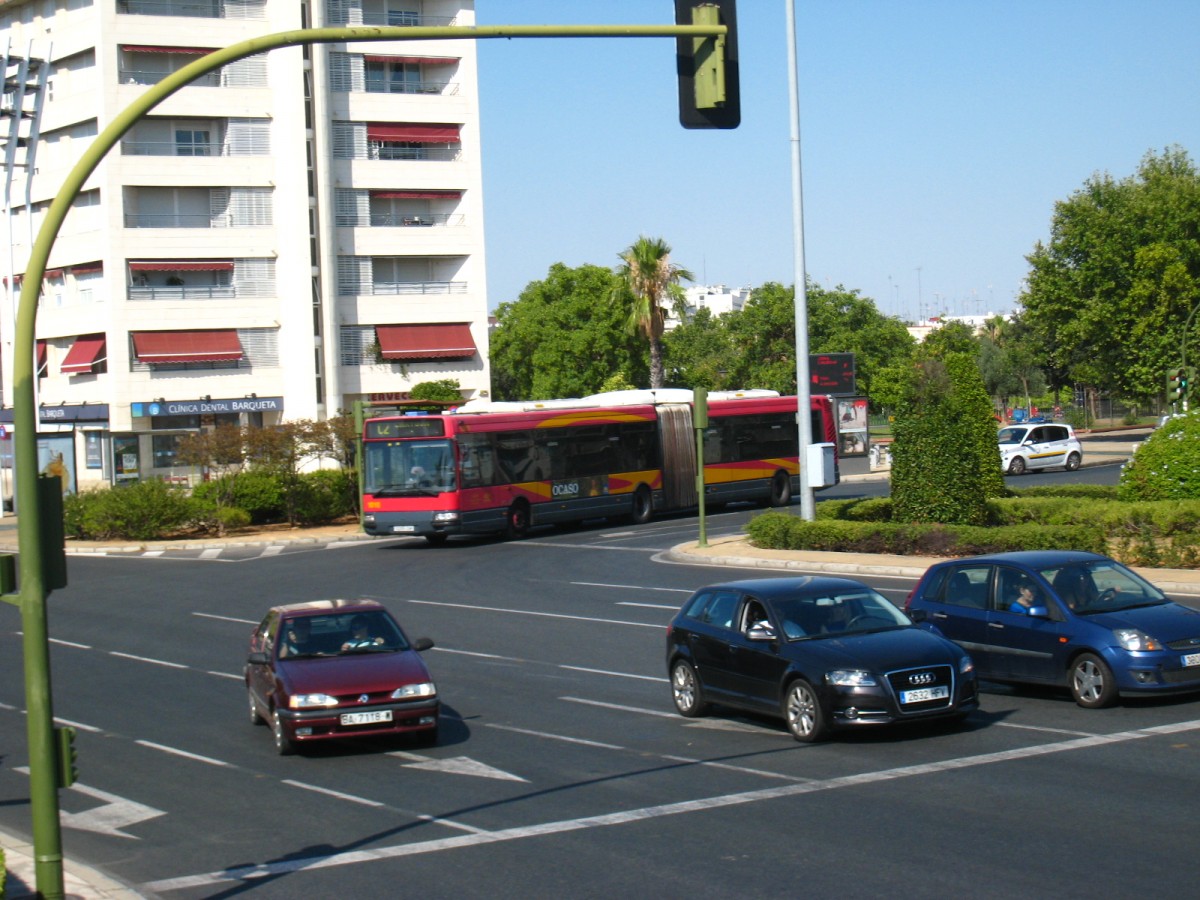 TUSSAM-Renault Agora unterwegs in Sevilla am 4.7.14.