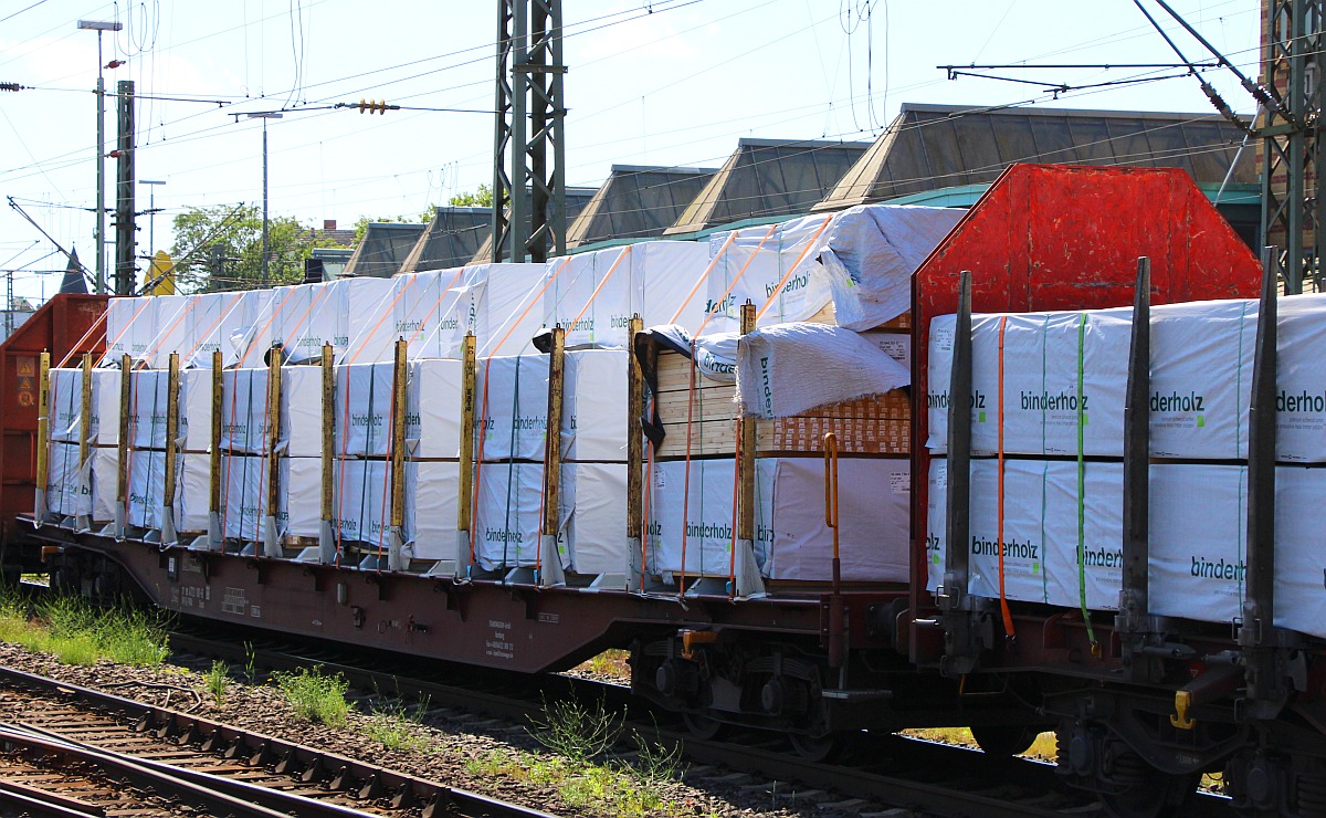 TWA 4-achsiger Rungenwagen der Gattung Snps registriert unter 37 80 4723 181-6 D-TWA beladen mit Schnittholz. Bremen Hbf 11.06.2022