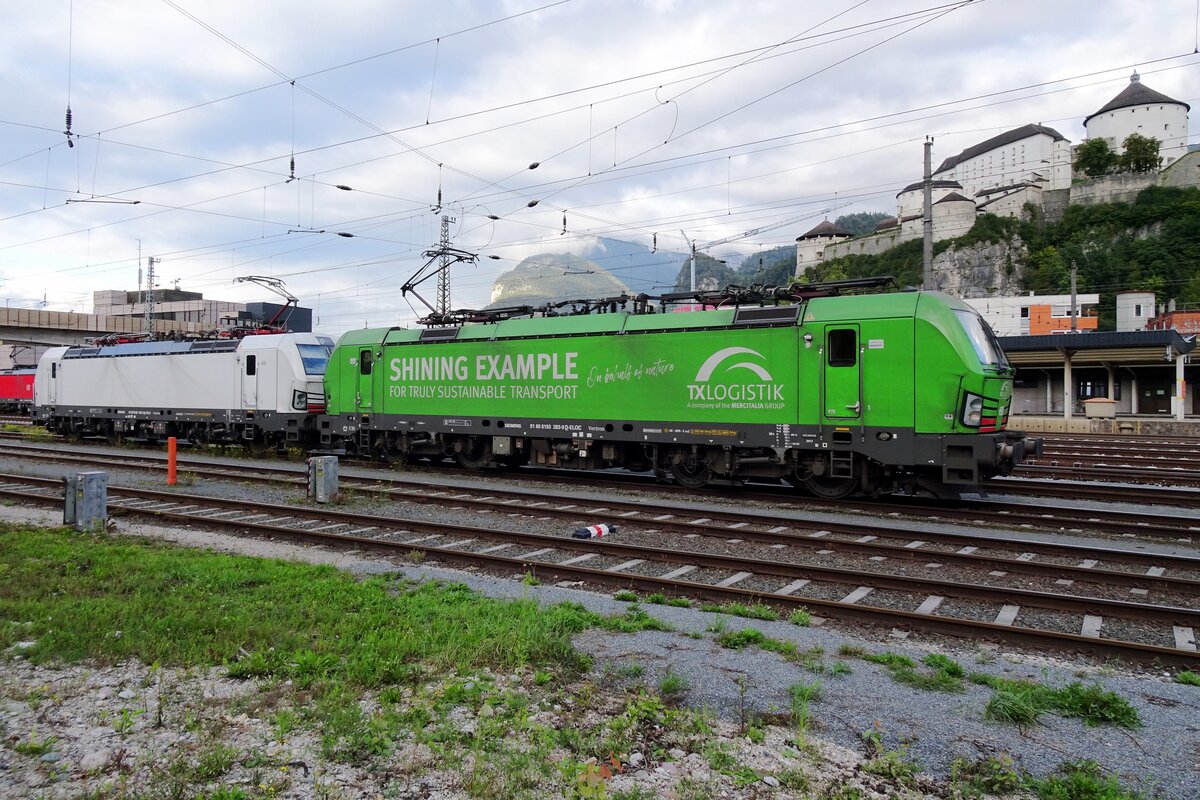 TX Logistics 193 283 gibt das grne Vorbild in Kufstein am 20 September 2021.