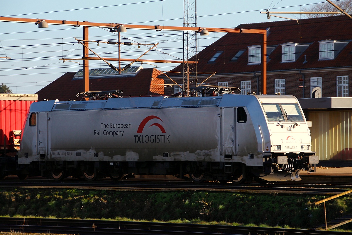 TX Logistik 0185 418-3 festgehalten während der Einfahrt in den dänischen Grenzbahnhof Padborg. 08.03.2014