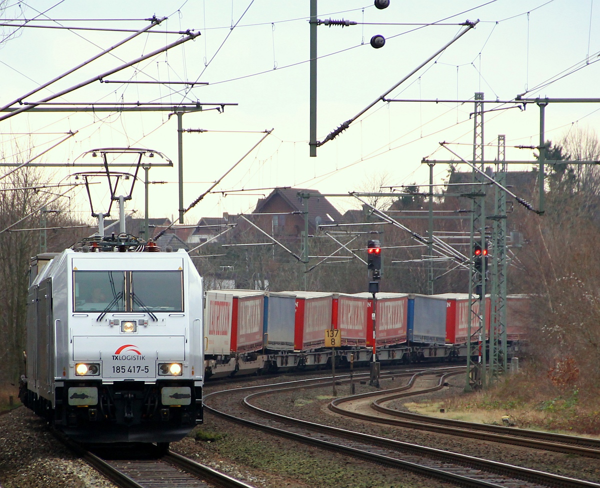 TXL 0185 417-5 und 418-3(91 81 0185 417-5/418-3 A-TXLA) rauschen hier mit einem Lauritzen KLV Richtung Dänemark(DGS 4056x)durch Schleswig. Danke an den Vormelder! 22.12.2013