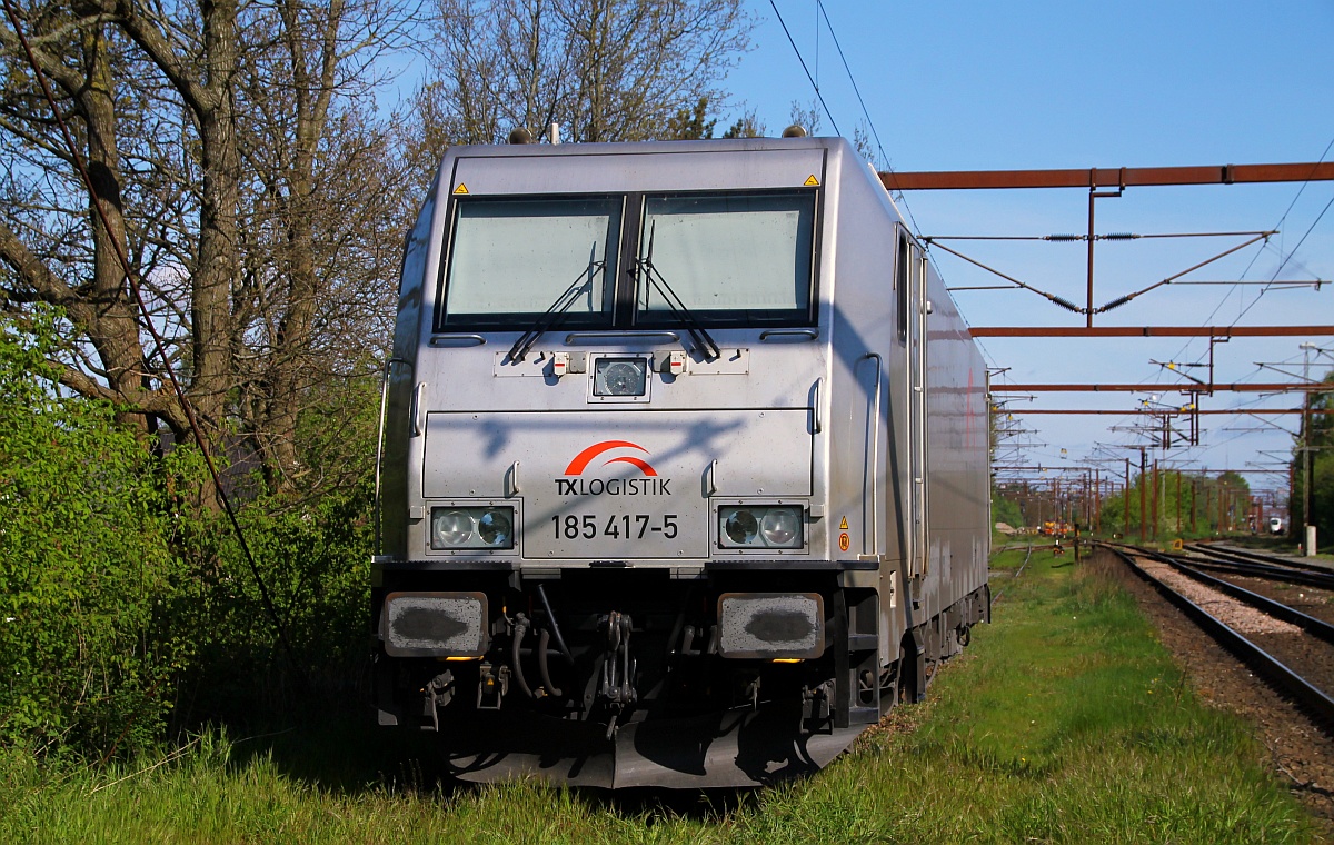 TXL 0185 417-5(REV/25.11.13)abgestellt in der Morgensonne in Padborg. 03.05.2014