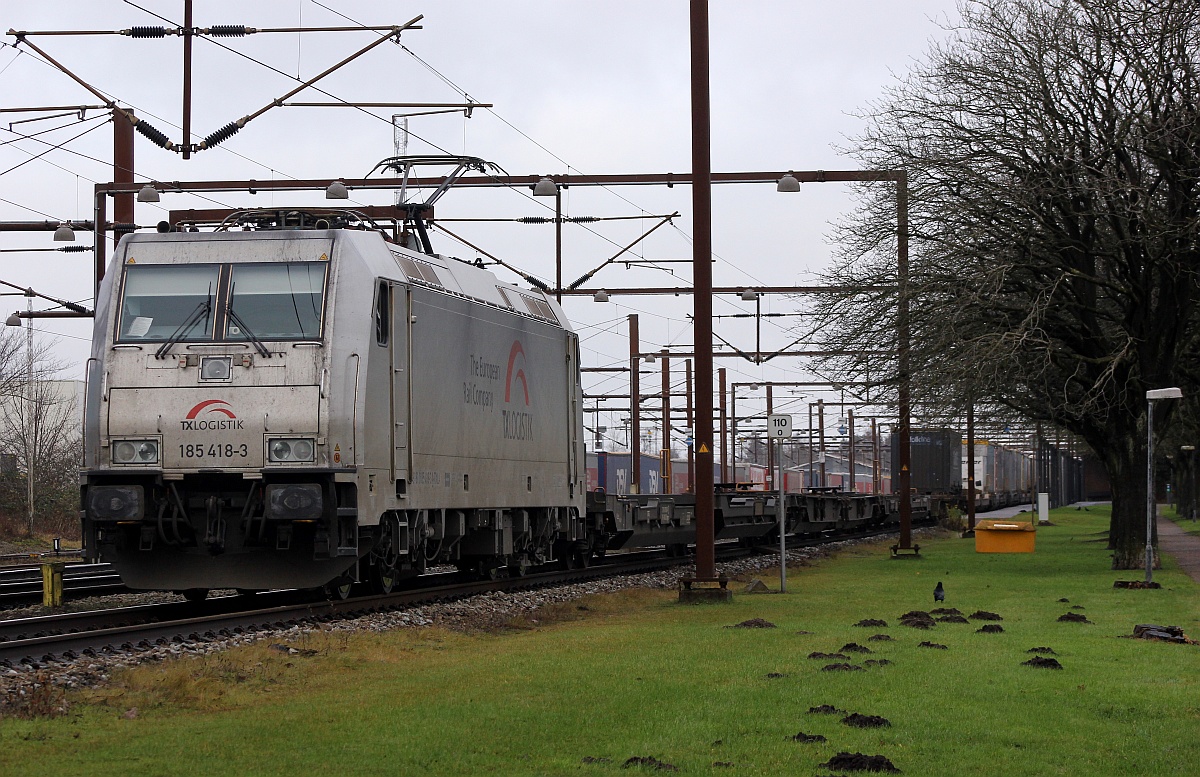 TXL 0185 418-3(9181 0185 418-3 A-TXL) mit dem DGS 45699 vom schwedisch/dänischen Lokführer in Padborg abgestellt wartet auf den neuen Tf der den Zug nach Deutschland bringen wird. Padborg/DK 11.12.2016