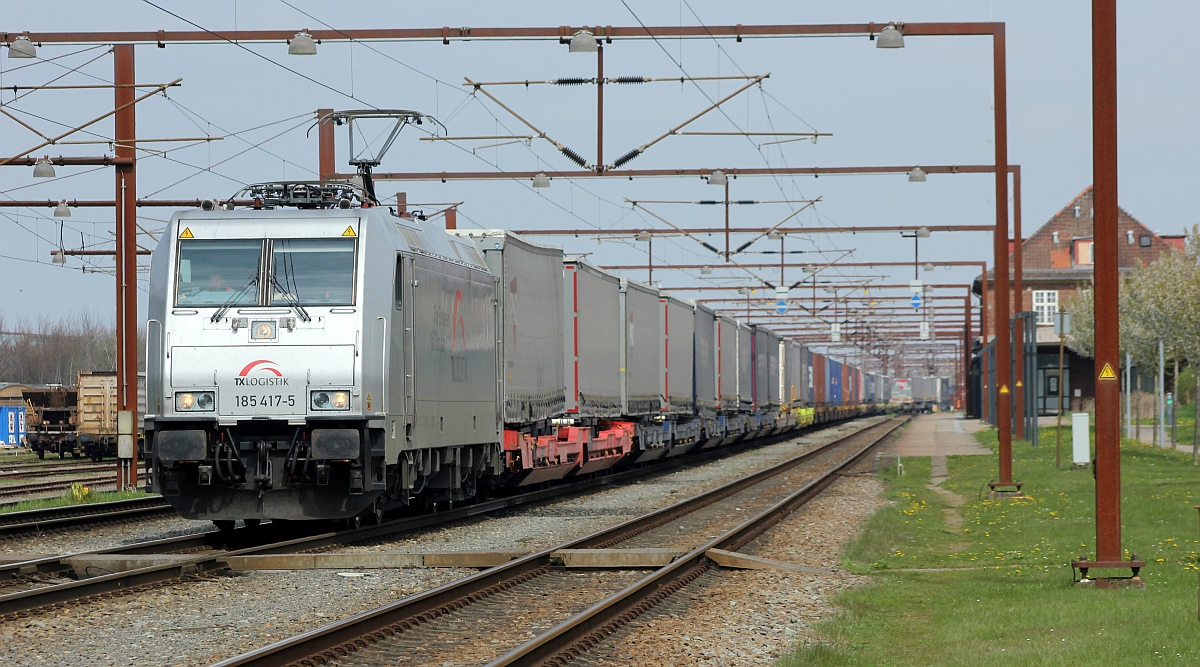 TXL 185 417 kam mit einem KLV aus dm TXL Depot gefahren und schob diesen anschliessend in die nördliche Abstellung nahe des Industriegebietes. Pattburg/DK 23.04.2023