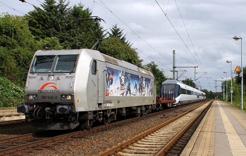 TXL 185 540-2(93 81 0185 540-2 A-TXL)  Oma Liesel  mit der Überführung zweier Triebwagen für die DSB als DGS 43894 durch Schleswig gefahren. Der Zug kam aus Pistoia/I und fuhr über Kufstein Löhne Hamburg Schleswig Padborg(dort Übernahme durch CFL Cargo)weiter nach Aarhus zum IC4 Werk. Dank des FDL's im ASW fuhr der Zug  Mastfrei  durch Gleis 2 in Schleswig, Danke nochmal dafür! 12.08.2013