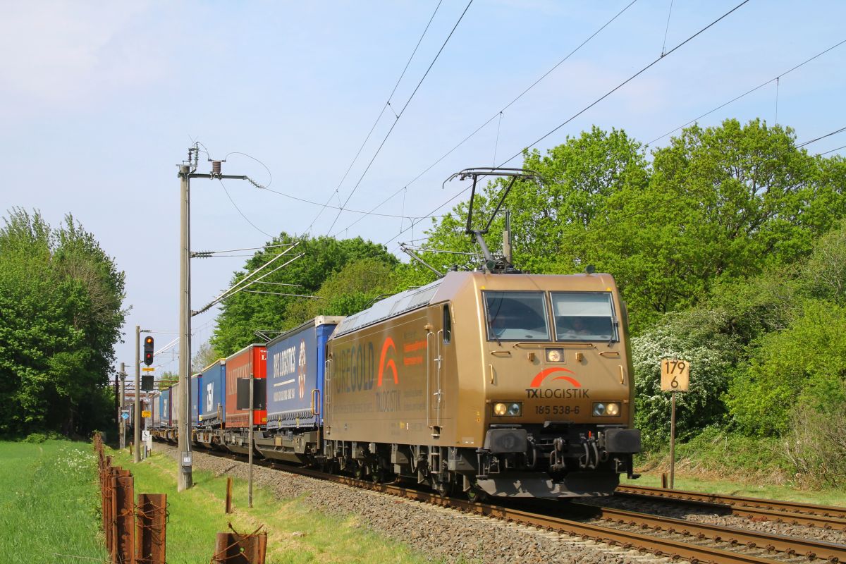 TXL Goldbarren 185 538 mit Lauritzen KLV macht sich auf den Weg nach Süden  Harrislee Grenze 18.05.2022