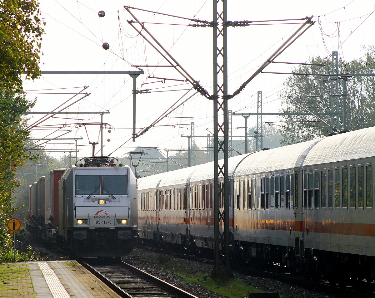 TXLA 0 185 417-5 mit dem KT 40544 aus Verona hier festgehalten bei der Durchfahrt in Schleswig. 26.10.2014