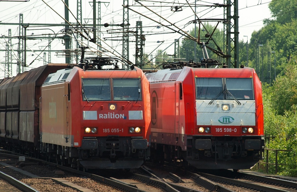 Typenvergleich: Links DB 185 055-1(Traxx F140 AC1) und rechts ITL 185 598-0(Traxx F140 AC2)bei der Paralleldurchfahrt in HH-Harburg. 07.05.2011 