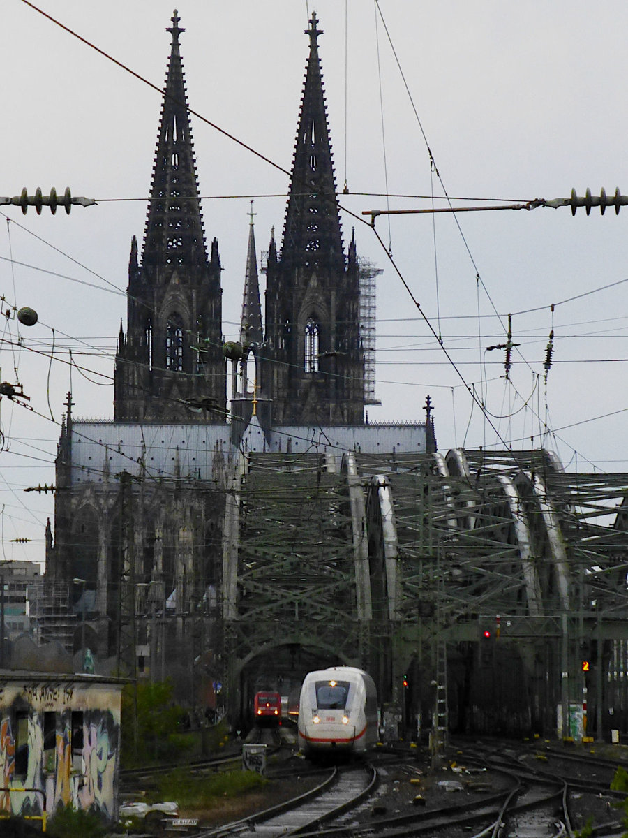 Typerischer Blick vom Bahnsteigende in Deutz Richtung Hohenzollernbrücke und Dom. Am 1. Dezember 2019 fahren ein ICE 4 und ein IC (vorne 101 067) über die Brücke.