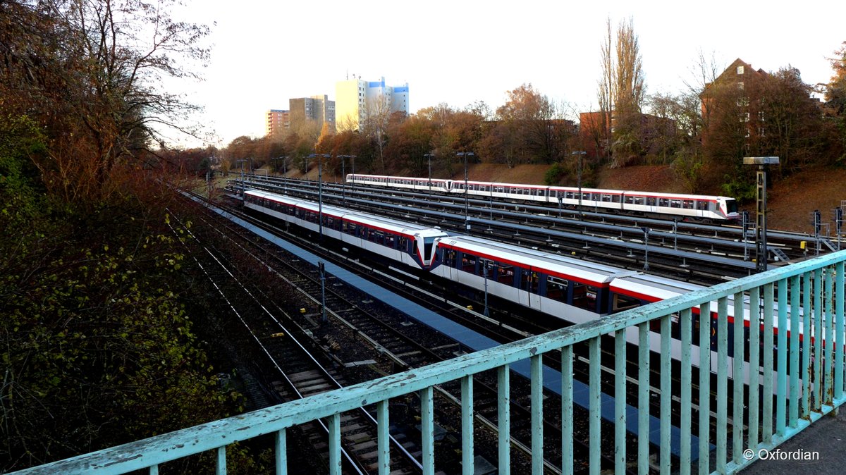 U-Bahnen der Linien U2 und U4 vor dem Bahnhof Hamburg-Billstedt.