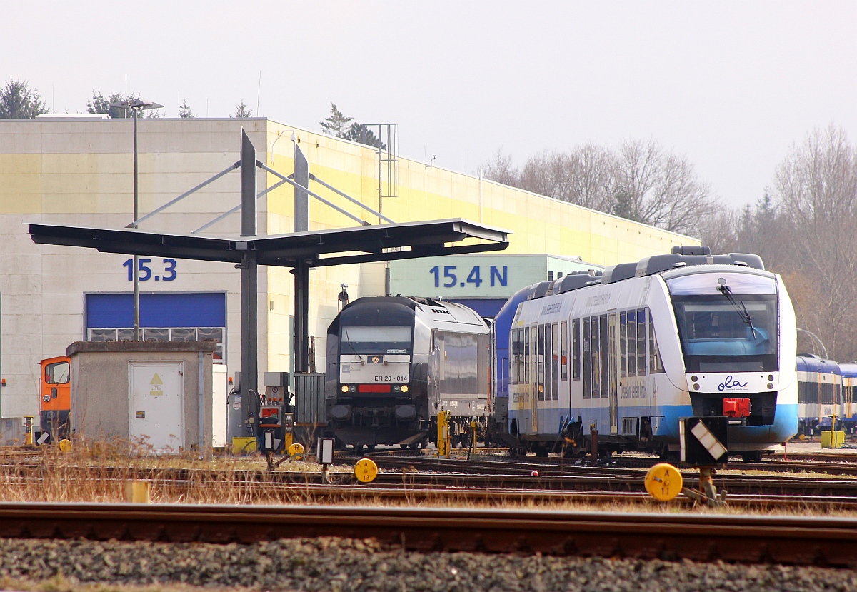 Über den Bahndamm geschaut...Teleaufnahme des NOB Bw in Husum in dem 223 014-2 und ein OLA Lint zu sehen sind. Husum 15.03.2015