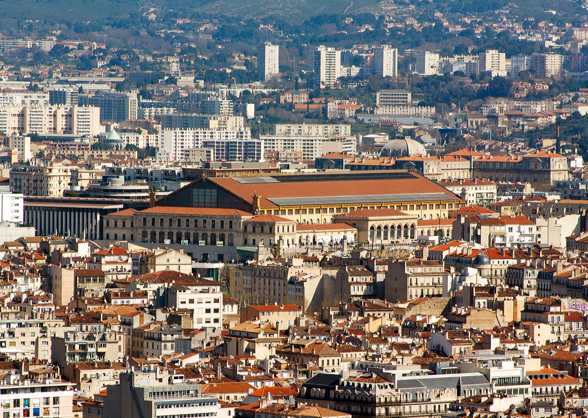 
Über den Dächern von Marseille....
Blick auf den Bahnhof von Marseille-Saint-Charles am 26.03.2015, aufgenommen unterhalb der Marien-Wallfahrtskirche Notre-Dame de la Garde. Die Fassade des Bahnhofs ist noch die Ursprüngliche aus dem Jahr 1848.