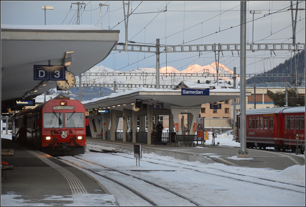 Über dem Bahnhof Pontresina leuchten die Berge zwischen Unterengadin und Oberengadin. Januar 2020.
