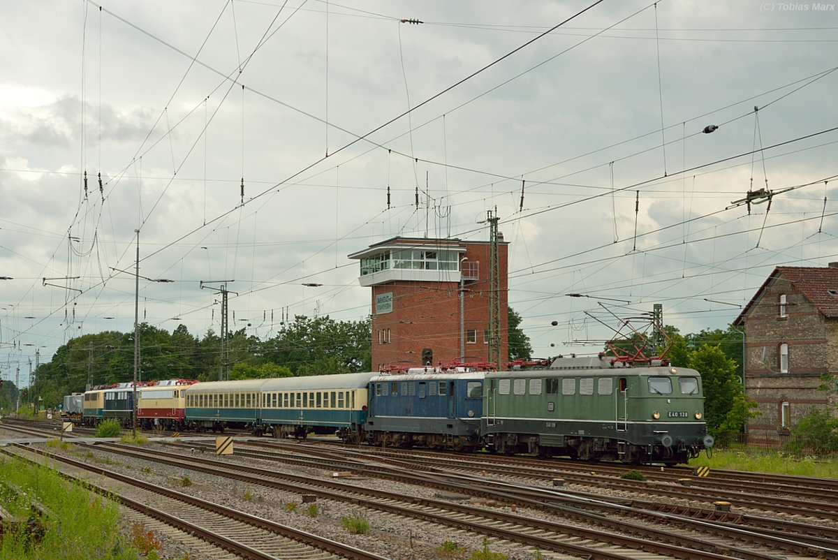 Überführungszug des DB Museum Koblenz bei der Einfahrt in Darmstadt-Kranichstein. Gezogen wurde dieser Zug am 14.06.2016 von E40 128.
