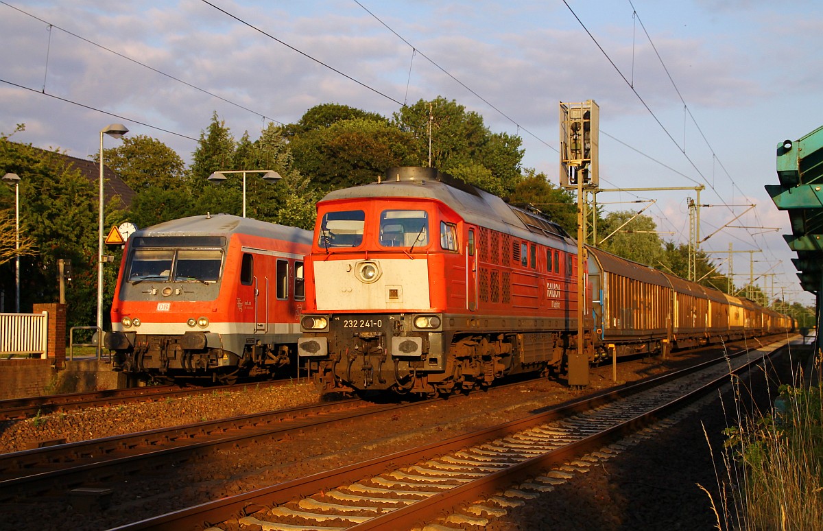 Überholung abwarten: 232 241-0 musste im Bhf Schleswig die Überholung durch den SH Express nach Flensburg abwarten und konnte dabei festgehalten werden. Schleswig 16.07.2014