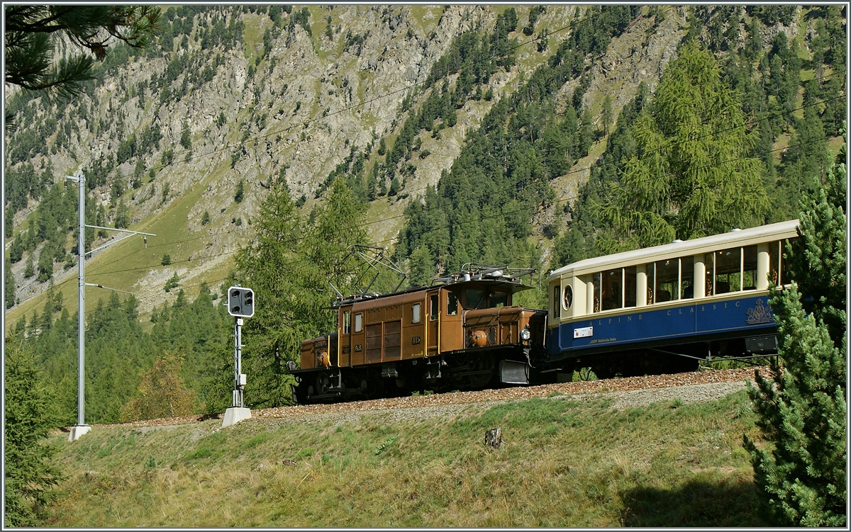 Überraschend, wie man am Bild zweifelhaft sieht, konnte ich die RhB Ge 6/6 415 mit dem  Alpin Classic Express bei Einfahrvorsignal von von Spinas (Albulastrecke) fotografieren.
12. Sept. 2011
