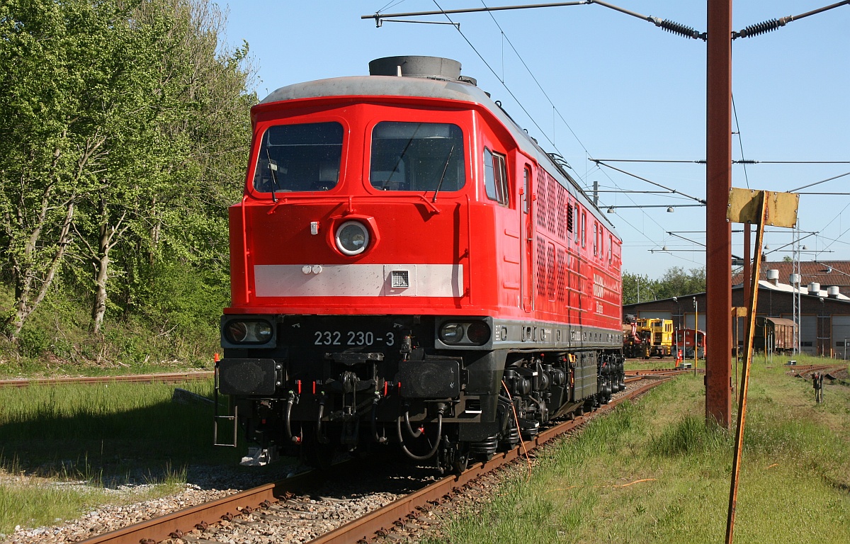 Überraschung in Padborg...die frisch Hauptuntersuchte 232 230-3(REV/BCS X/07.05.2015)glänzt hier in der Abendsonne. Es sieht so aus als wenn die Lok für die Marschbahnumleiter Vorbereitung in Padborg ist da sie anscheinend auch mit der dänischen Zugüberwachung ATC ausgerüstet wurde(siehe zusätzlicher  Schuh  vorne rechts). Padborg/DK 21.05.2015