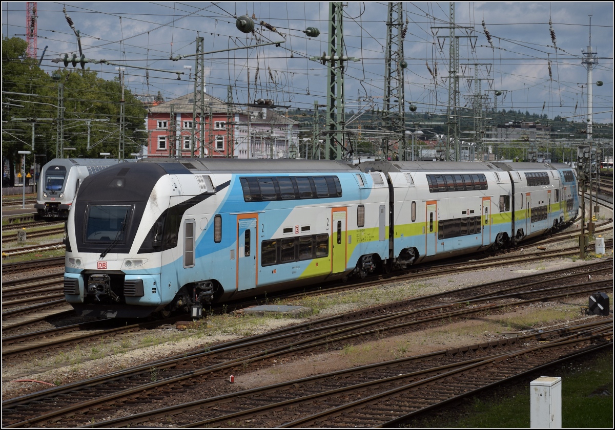 Überraschung in Singen. Es wird offensichtlich Ernst mit den Westbahn-Kiss auf der Gäubahn. 93 85 4110 012-0 CH-DB fährt von Schaffhausen nach Singen ein. August 2020. Im Hintergrund fährt der Twindexx IC2 Richtung Stuttgart aus.