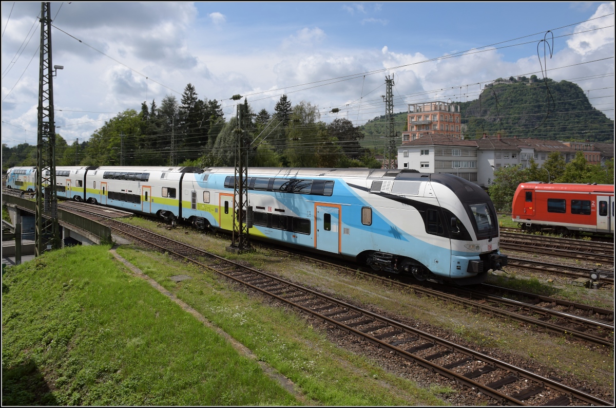 Überraschung in Singen. Es wird offensichtlich Ernst mit den Westbahn-Kiss auf der Gäubahn. 93 85 4110 012-0 CH-DB fährt von Schaffhausen nach Singen ein. August 2020.
