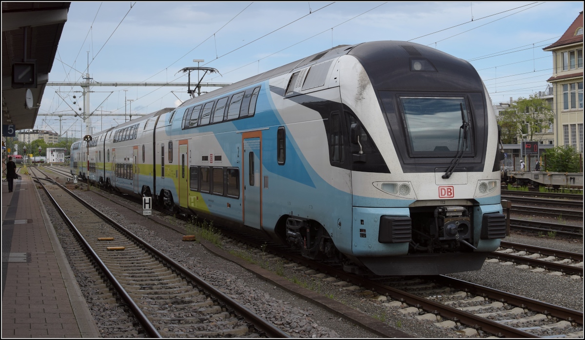 Überraschung in Singen. Es wird offensichtlich Ernst mit den Westbahn-Kiss auf der Gäubahn. 93 85 4110 012-0 CH-DB in Singen. August 2020.