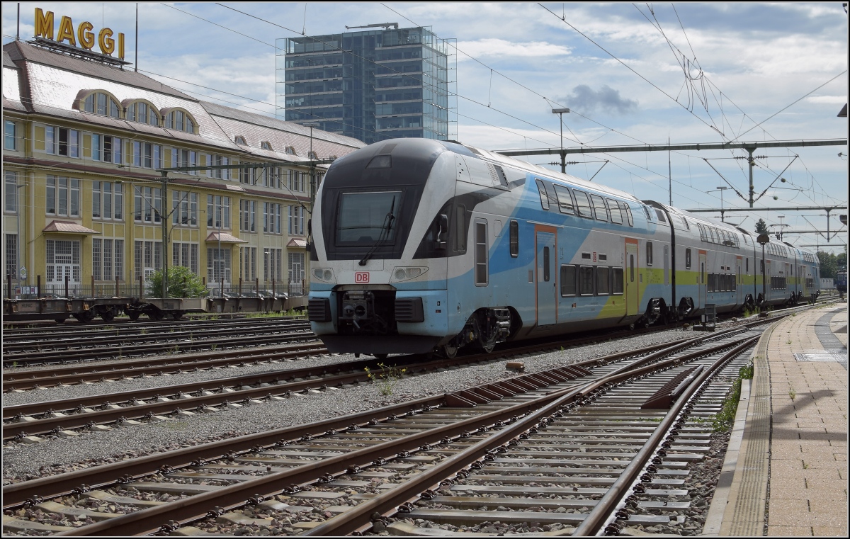 Überraschung in Singen. Es wird offensichtlich Ernst mit den Westbahn-Kiss auf der Gäubahn. 93 85 4110 012-0 CH-DB in Singen. August 2020.