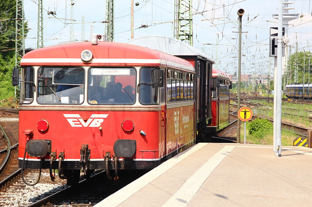 Überraschungsgast in Bremen war der Sonderzug der EVB bestehend aus 796 828-1 + Fahrradwagen 4780 1139 004-2 + 996 777-8 als EVB 82225 der hier Bremen Hbf Richtung Stade verlässt. 30.06.12