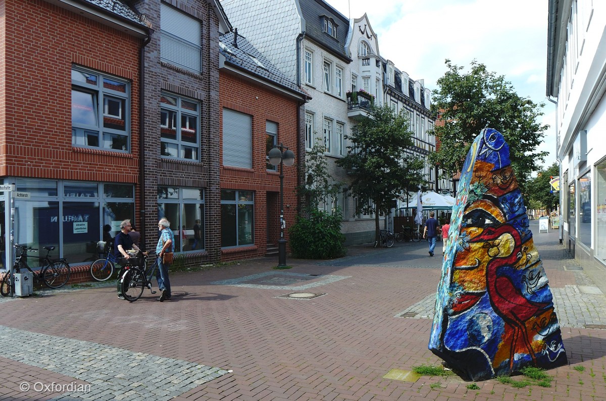 Uelzen, Achterstraße mit buntem Kunstobjekt.